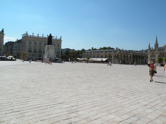  La place Stanislas sous un beau ciel bleu